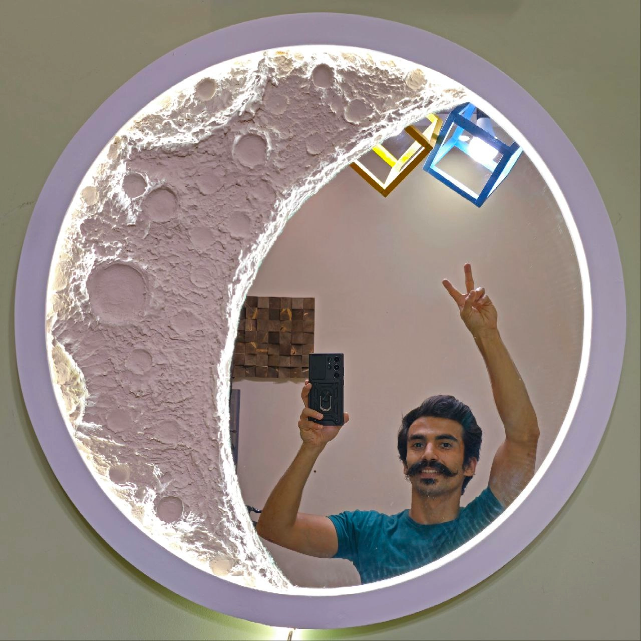 آینه دکوراتیو مدرن با نورپردازی پنهان از برند مارچوبه